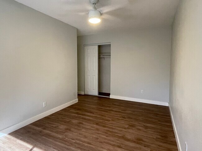 Building Photo - 1111 N 84th Pl