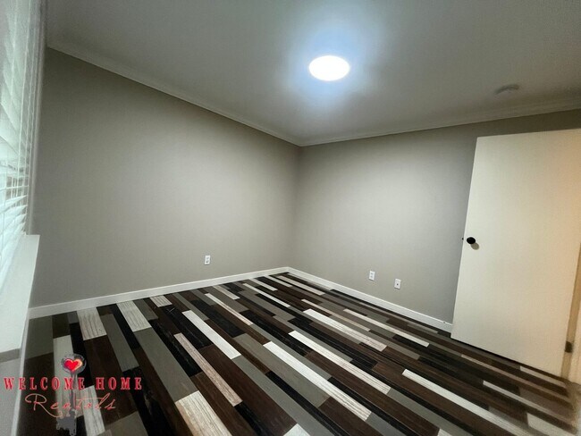 Building Photo - Remodeled rambler, no carpet, with HUGE fenced yard!!