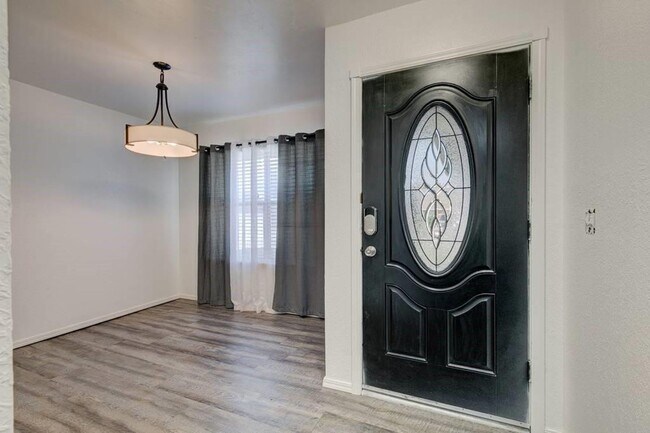 Building Photo - Spacious 3-Bedroom Home with Modern Amenit...