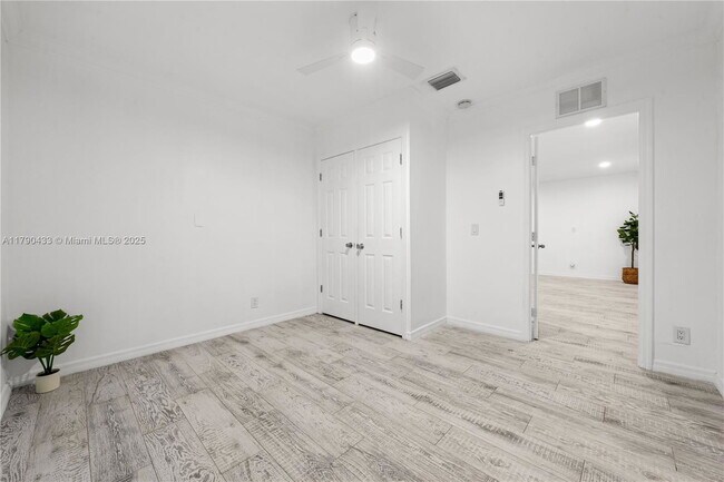Building Photo - 1041 NE 9th Ave