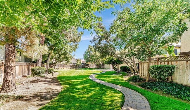 Building Photo - Gorgeous 3 bedroom home in the heart of Ca...