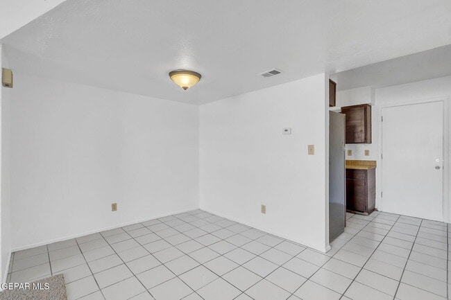 Building Photo - 3019 E Glen Dr