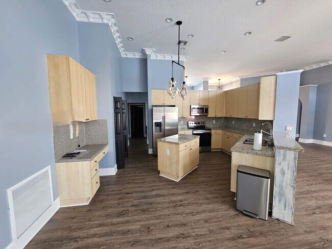 Building Photo - Northwest 22nd Court, Pembroke Pines, FL 33028 - 4 BR 3 BA single-family home