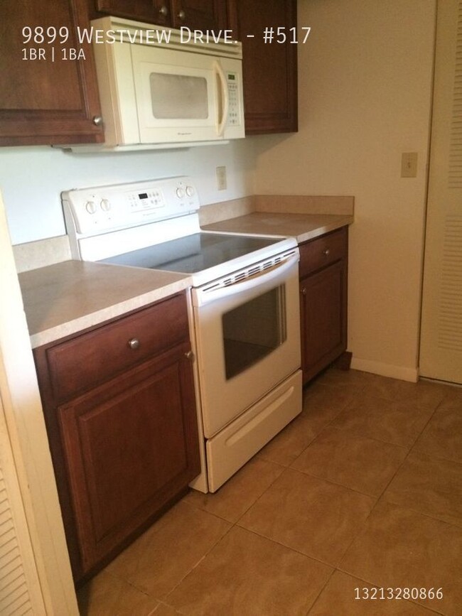 Building Photo - 9899 Westview Dr