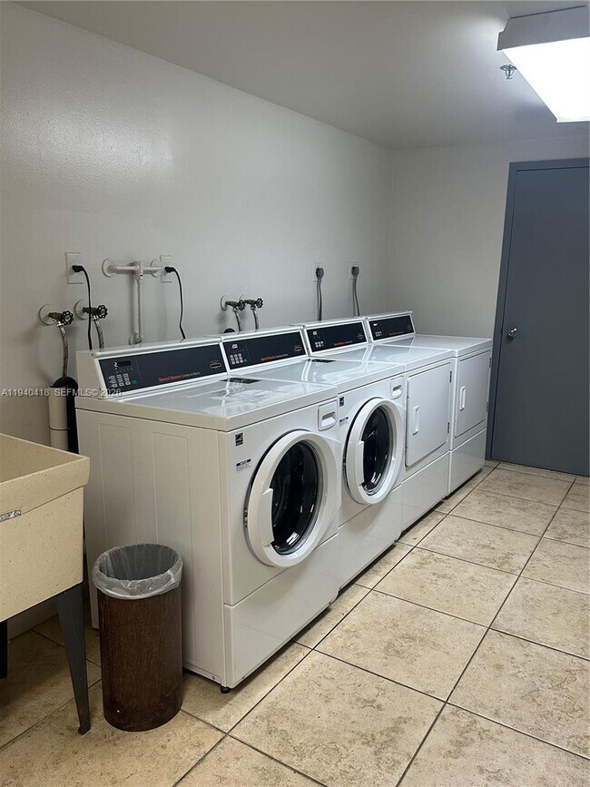 Building Photo - 919 Hillcrest Dr