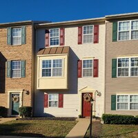 Building Photo - Beautifully Updated 4 BR, 2.5 BA Townhome