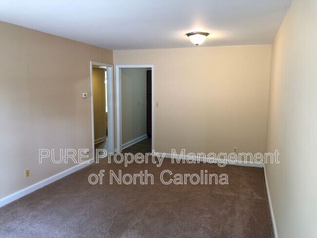 Building Photo - 2804 Carriage Dr