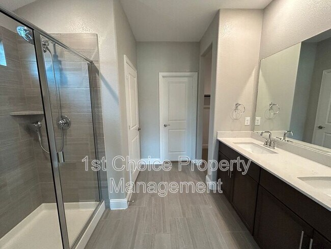 Building Photo - 2101 Sun Star Dr