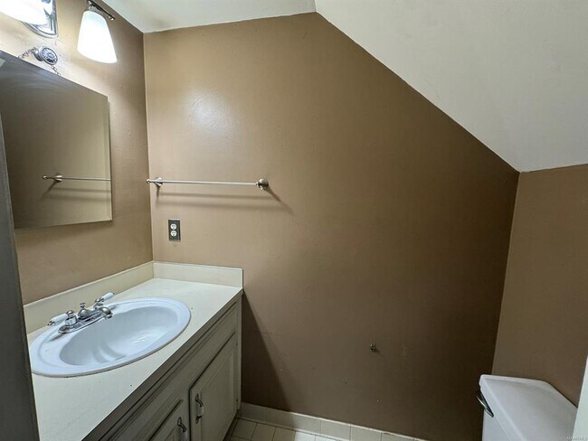 Building Photo - 578 Hollow Wood Rd