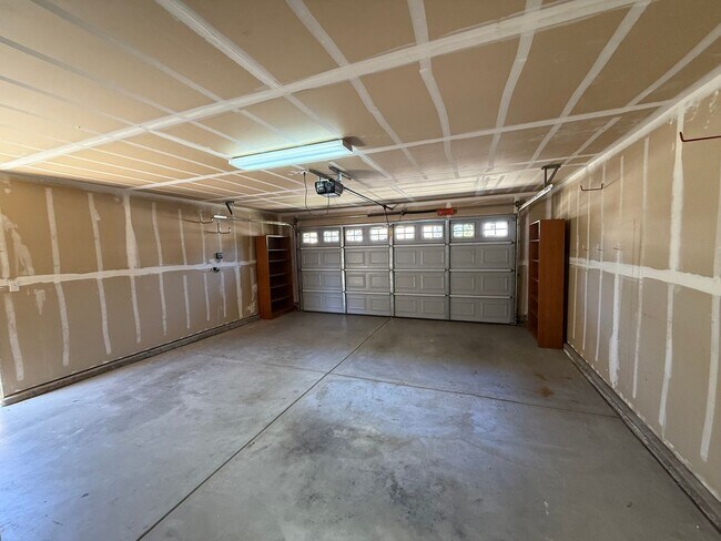 Building Photo - Single story home located in desirable northwest Modesto neighborhood!
