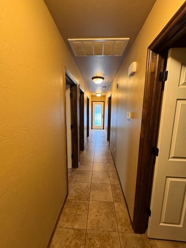 Building Photo - 3 bed 2 bath duplex in Chickasha
