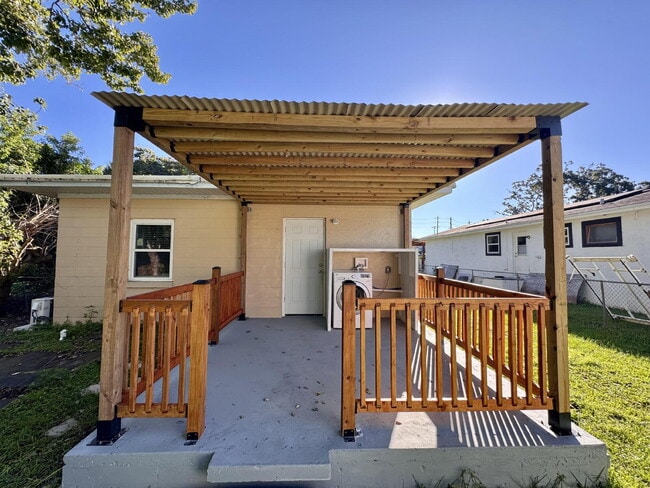 Building Photo - Fully Renovated 2BR Home Near Downtown Win...