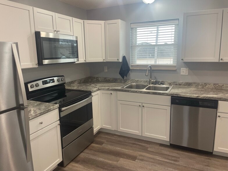 Building Photo - 1812 Briarwood Dr