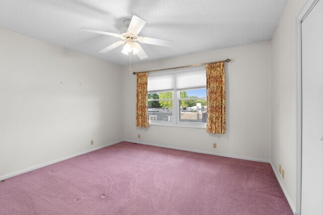 Building Photo - 2 bedroom 1 bath apartment
