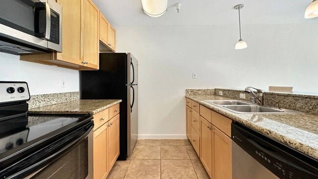 Building Photo - Sweet 1/1 condo with tons of amenities and a great location in Emeryville!