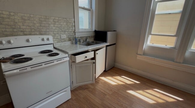 Building Photo - 1523-1525 Triplex