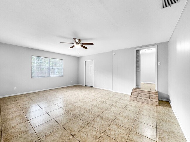 Building Photo - Coming Soon! 3 BR/2BA | Newly Renovated Single Family Home | Large Covered Back Patio| In Valrico!