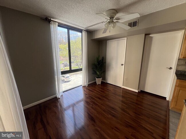 Building Photo - 4500 S Four Mile Run Dr