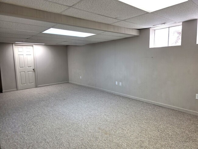 Building Photo - 87 W Surrey Ln