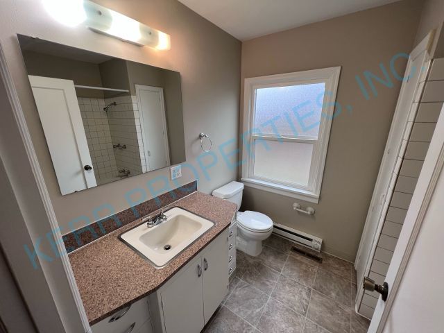 Building Photo - Charming 2-Bedroom Haven with Gleaming Har...
