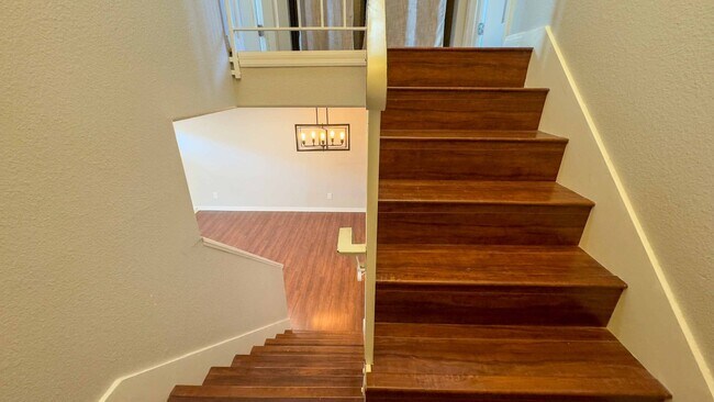 Building Photo - 3-bedroom, 2.5-bath split-level condo