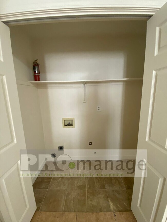 Building Photo - 3 Bed, 1 Bath Apartment w/ 1-Car Garage - Idaho Falls
