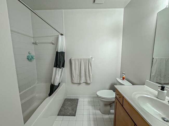 Building Photo - Luxurious 1 Bed 1 Bath Condo In Desired Courthouse Community - Water Included in Rent!