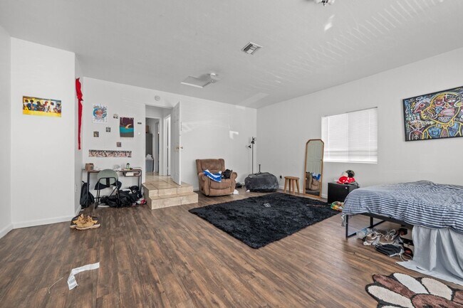 Building Photo - 5379 E Falls View Dr