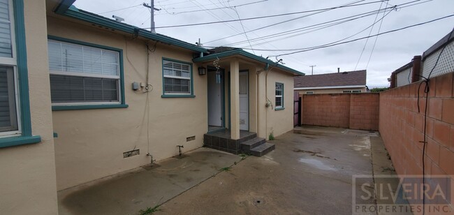 Building Photo - 2 Bedroom Santa Maria home available!