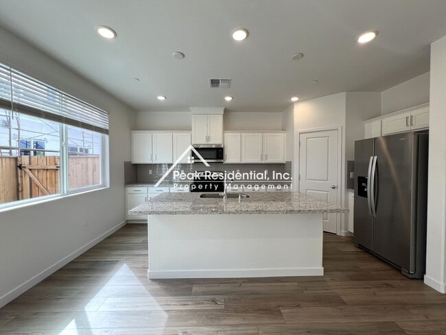 Building Photo - Newer Sacramento 4bd/2.5ba Home!