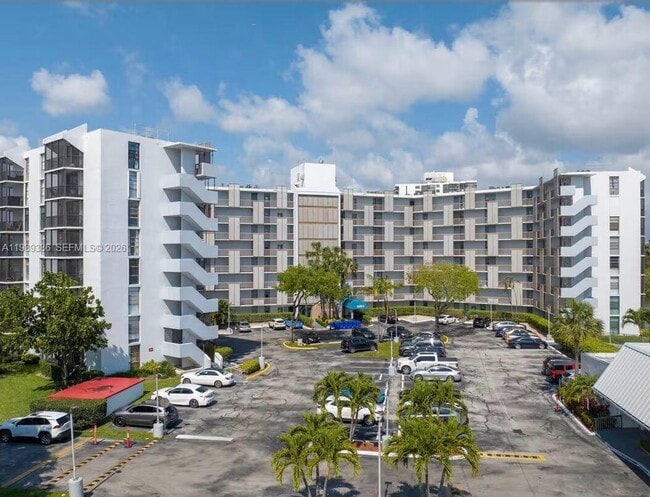 Building Photo - 3401 N Country Club Dr