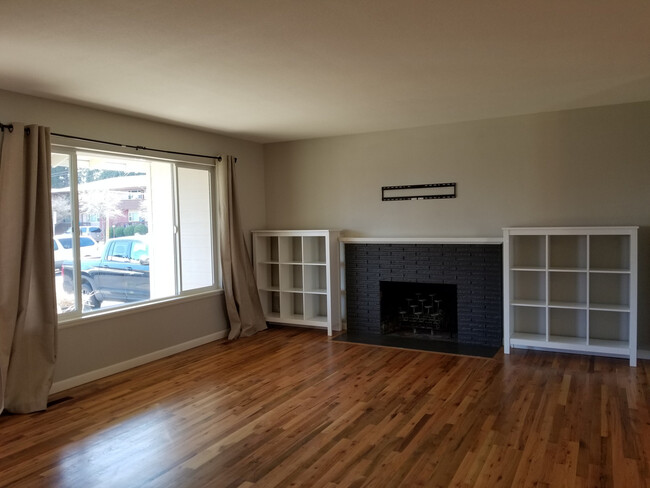 Building Photo - Remodeled 4 Bedroom 2 bath, NW Corvallis