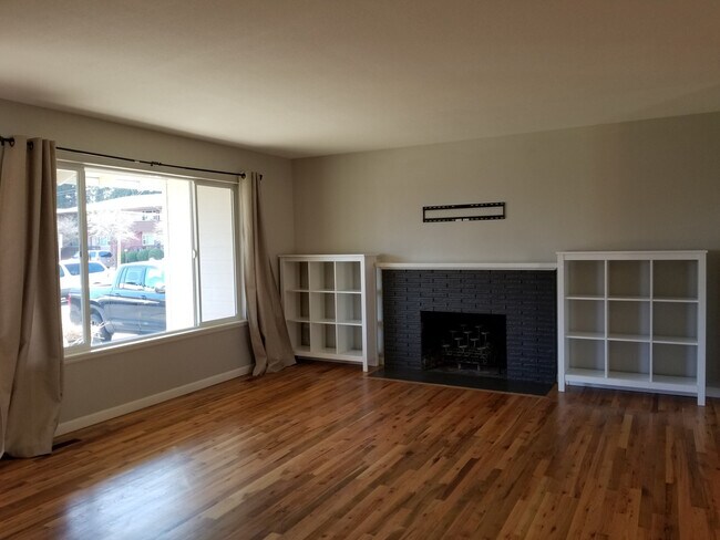 Building Photo - Stunning 4 Bedroom 2 bath in NW Corvallis!