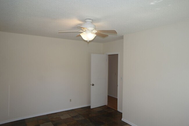 Building Photo - NE Portland 3 bedroom Rose City Park