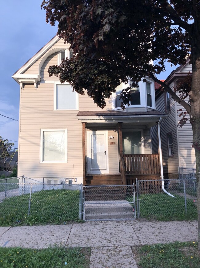 Building Photo - Updated 5BR/1.5BA Rent to Own Single Family Home