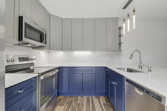 Building Photo - 2324 23rd Ct