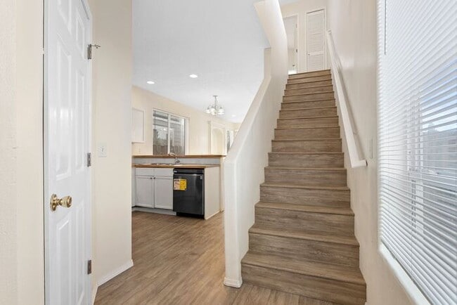 Building Photo - Large 3 bedroom 2.5 Bath Home! Tour Today!
