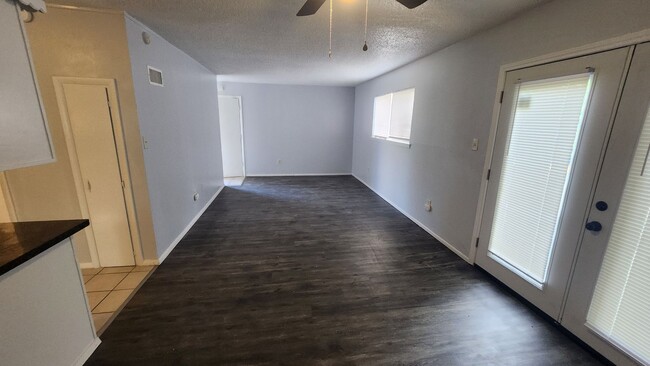 Building Photo - 5519 NW Eisenhower Dr