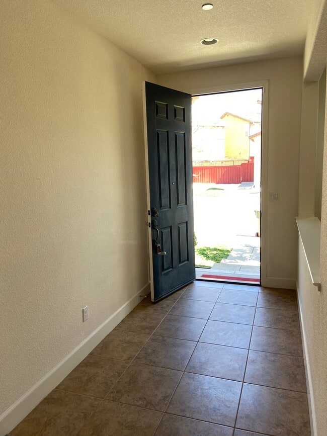 Building Photo - Turnstone Community off Iron Point & Prairie City. 4 Bdrm, 3 Bath - Walk to nature trails, park, ...