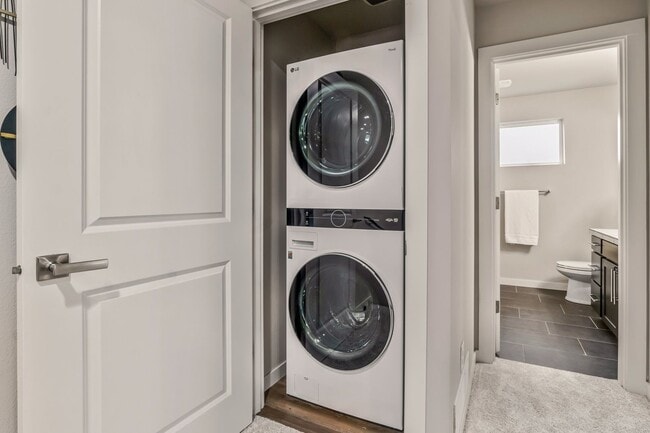 Building Photo - Modern Tri-Level 4BD/3.5BTH Townhouse in Lynnwood for Rent! Pet Friendly!