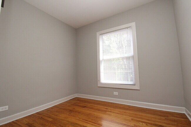 Building Photo - 1348 W Argyle St