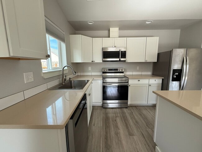 Building Photo - Gorgeous Pet Friendly Three Bedroom Lebano...