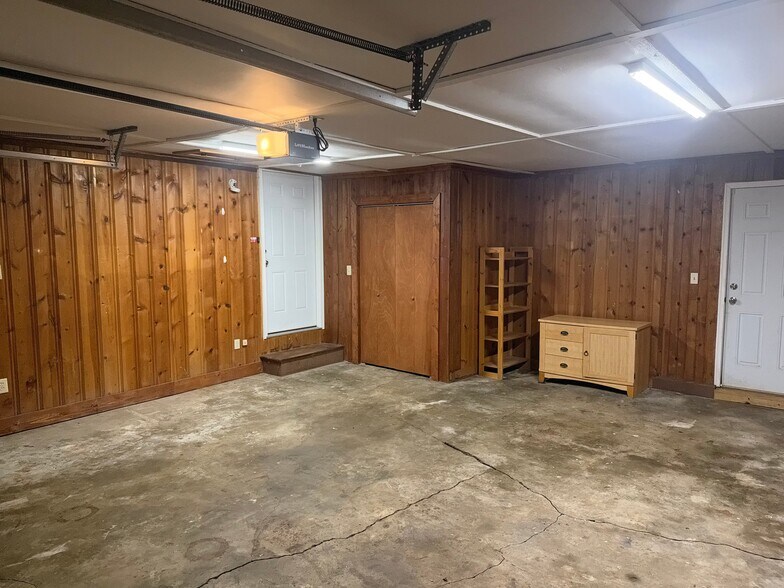 Building Photo - 600 N 82 St
