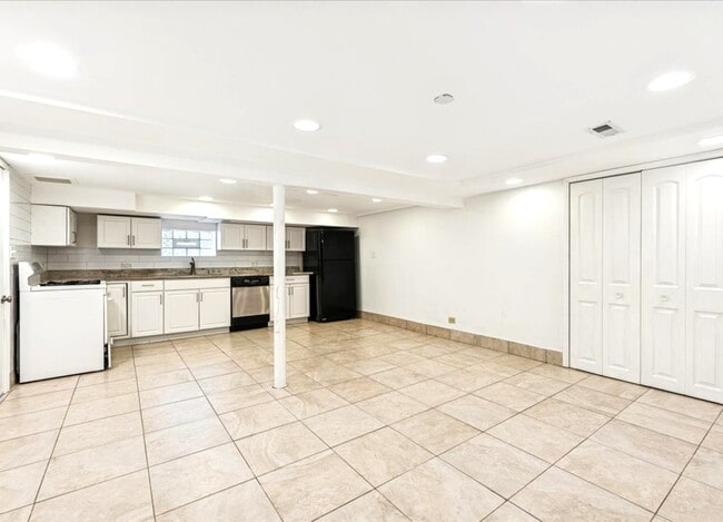 Building Photo - 4509 N Narragansett Ave