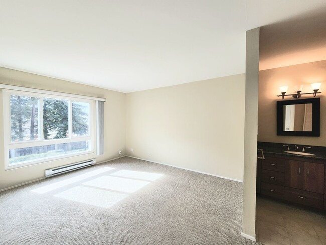 Building Photo - Woodlake two bed, 2 bath