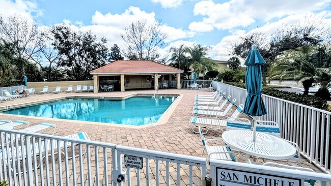 Building Photo - Seasonal/short term/annual  3/3 spacious townhouse with water view off University PKWY