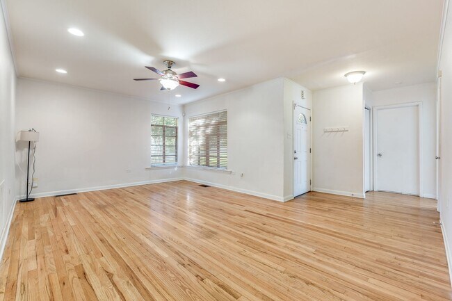 Building Photo - 3-BEDROOM HOME IN FANTASTIC ALAMO HEIGHTS ...