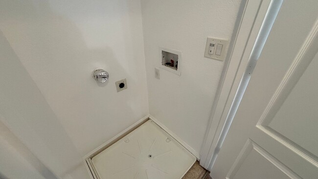 Building Photo - Nice 2 Bed townhouse style condo with prim...