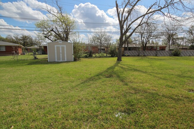 Building Photo - 2109 S 49th St