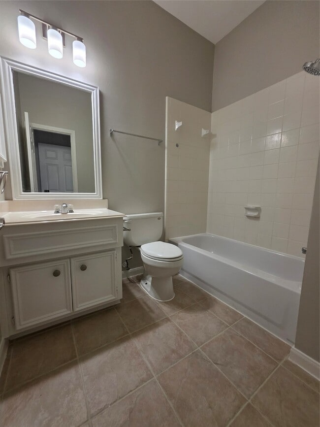 Building Photo - 2219 Lakewind Ln